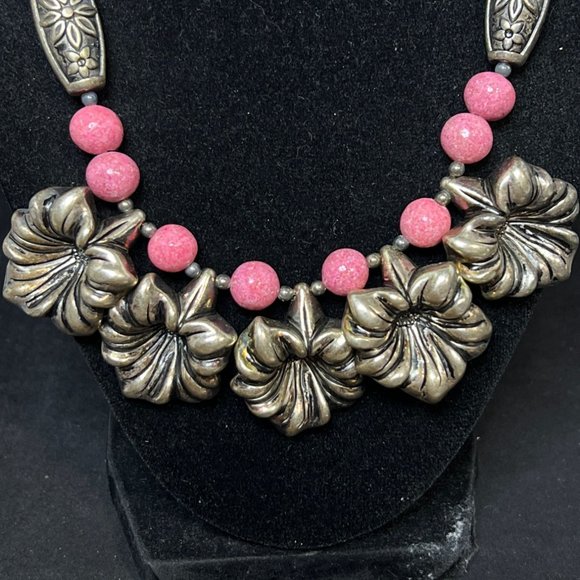 Chunky Pink Beads And Silver Tone Flowers Necklace & Pierced Earrings Set (4275) - Picture 4 of 9